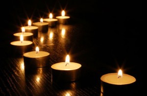 Bougies pour les victimes et leurs proches
